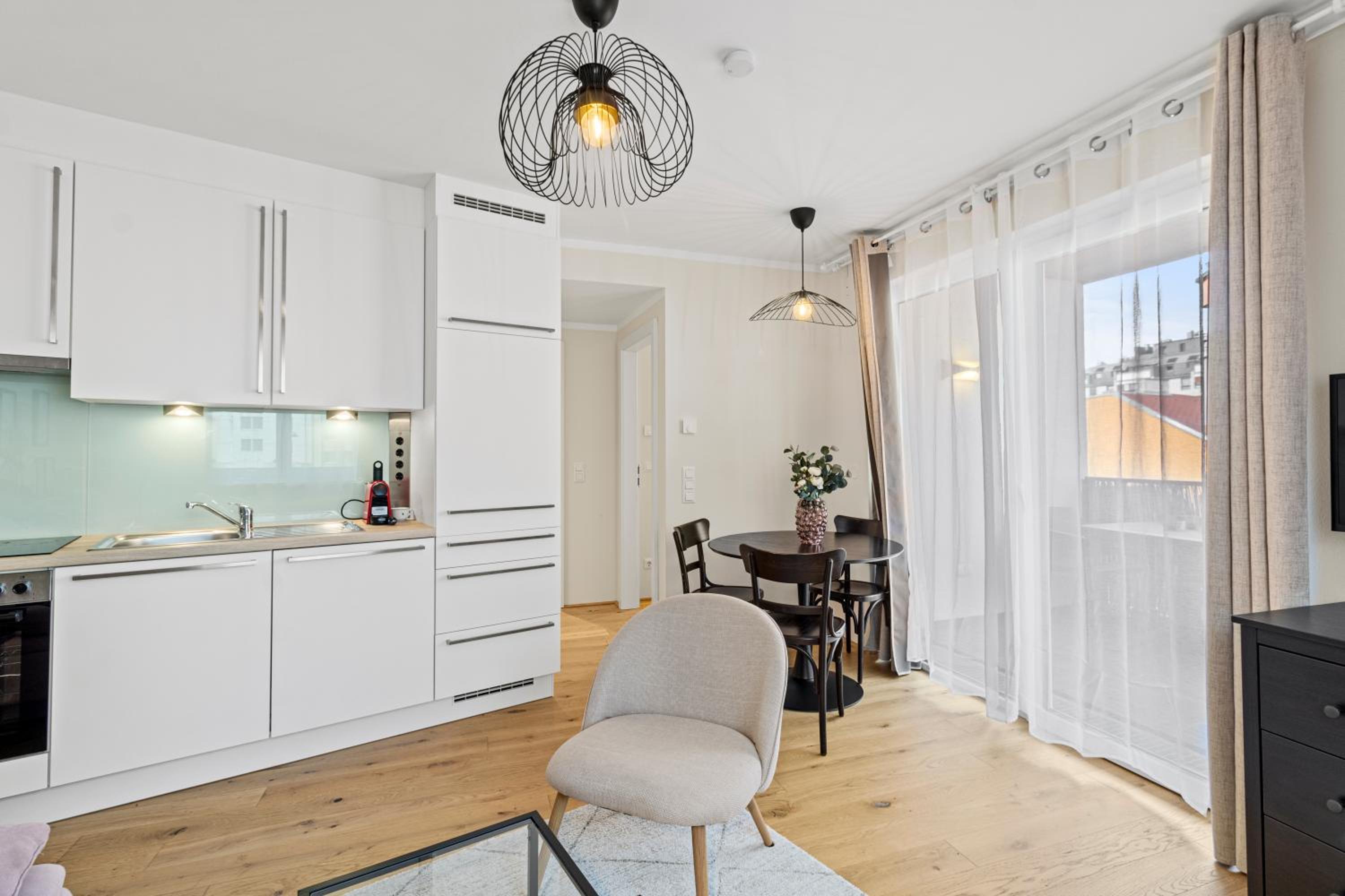Free Parking I Balcony I 5 min to Train Station