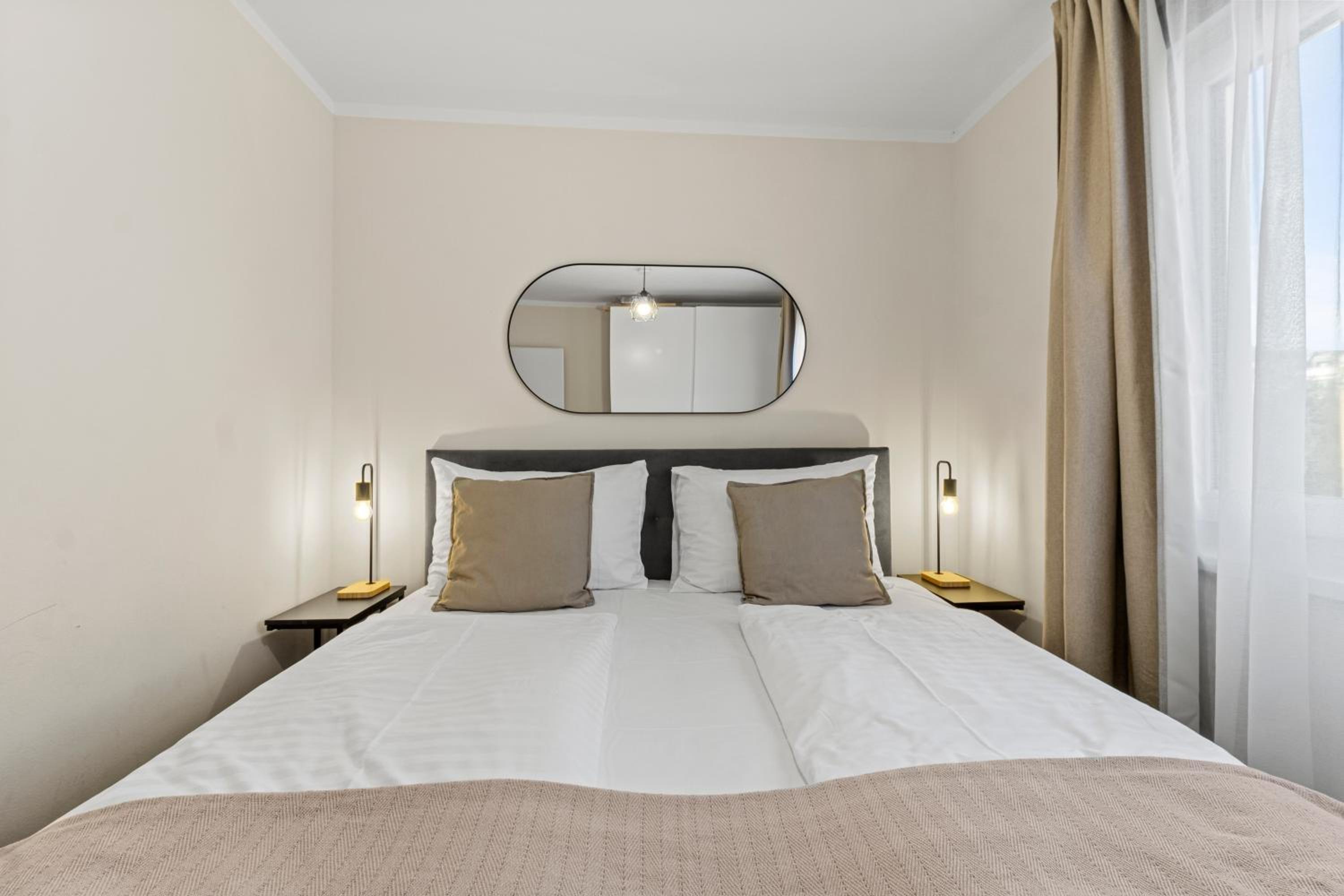 Free Parking I Balcony I 5 min to Train Station