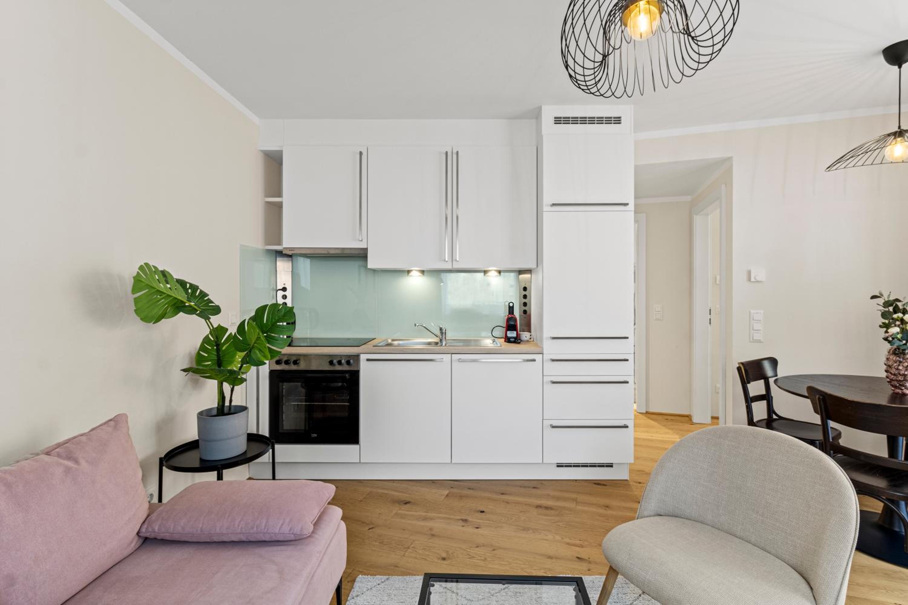 Free Parking I Balcony I 5 min to Train Station