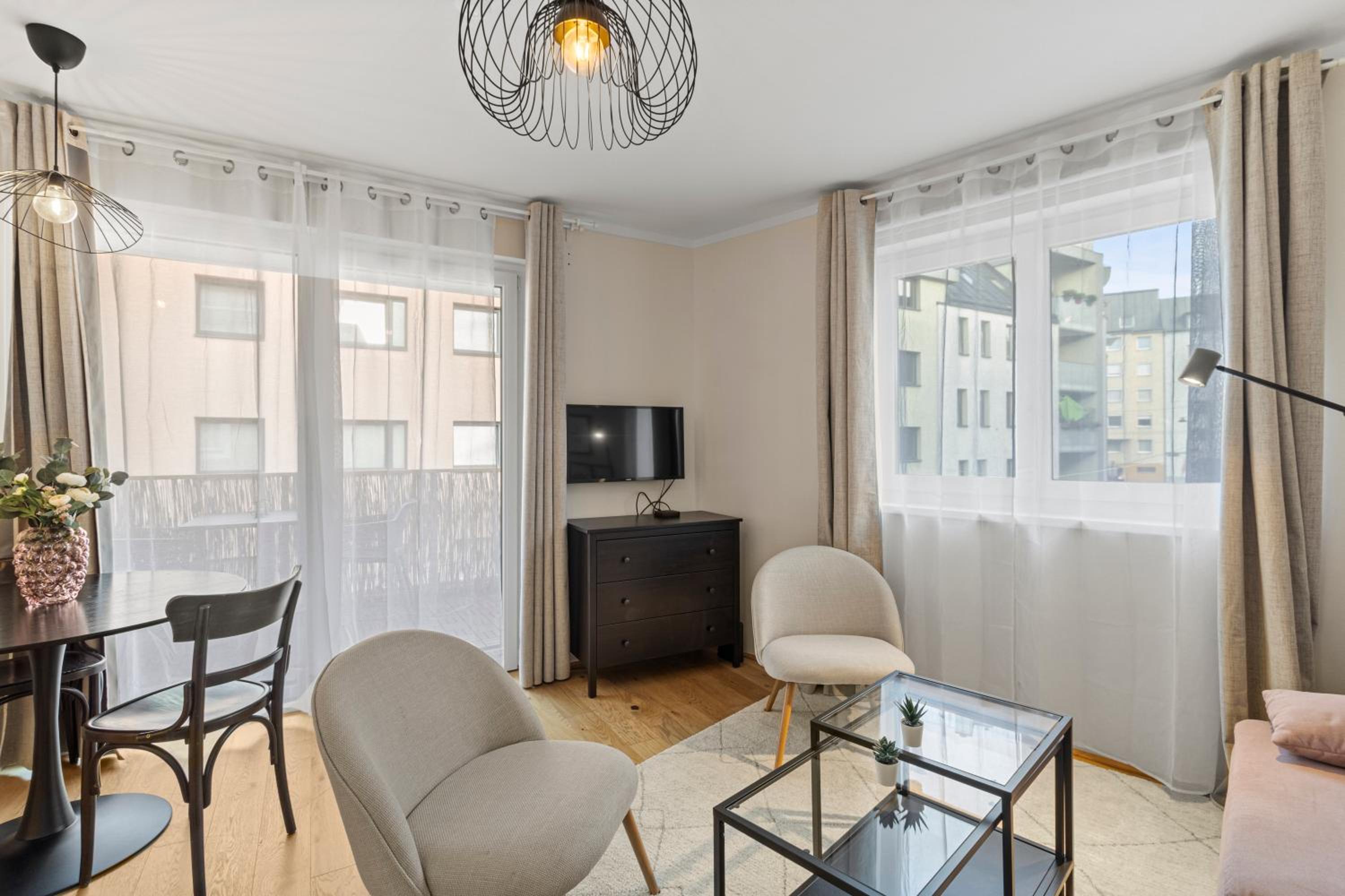 Free Parking I Balcony I 5 min to Train Station