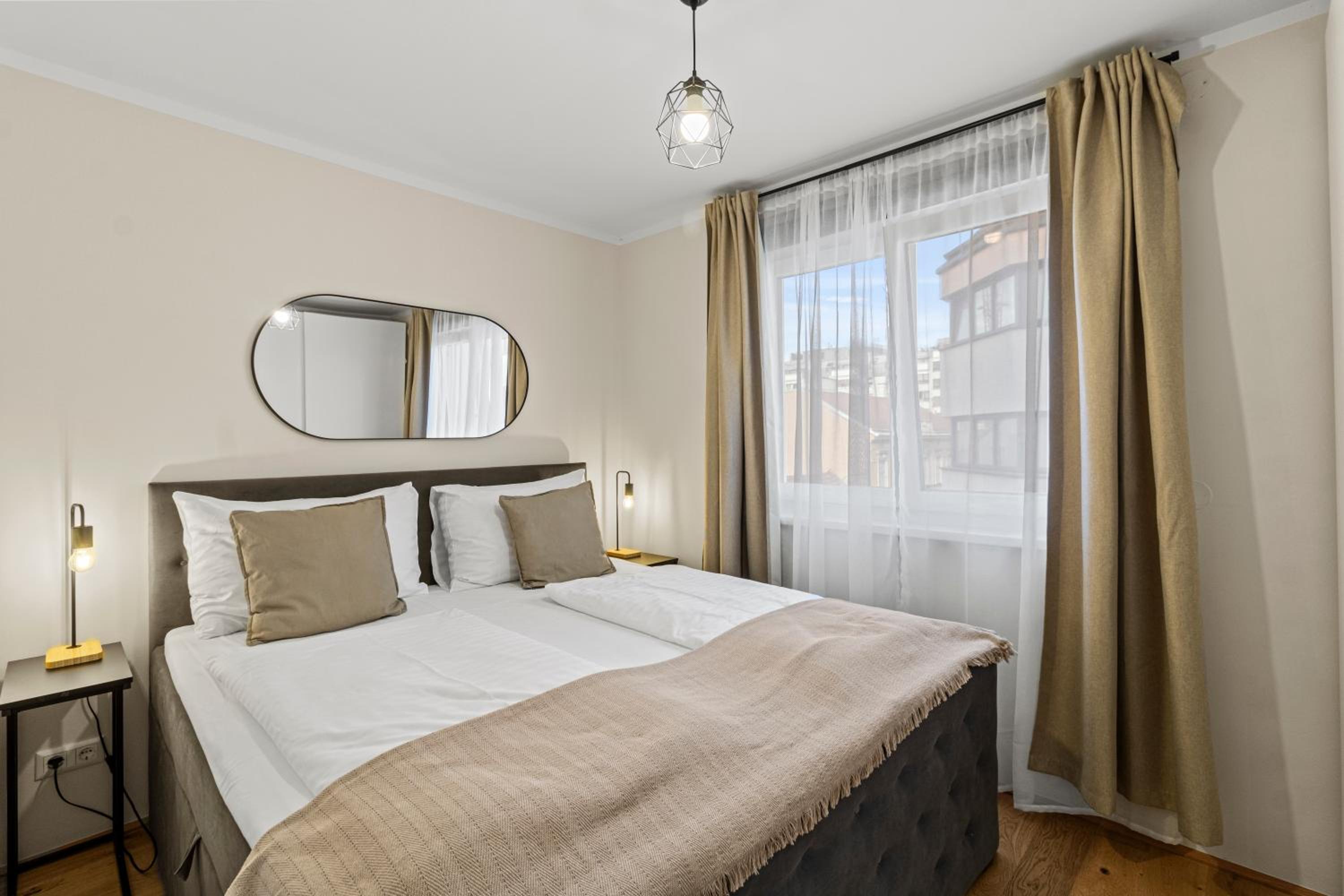 Free Parking I Balcony I 5 min to Train Station