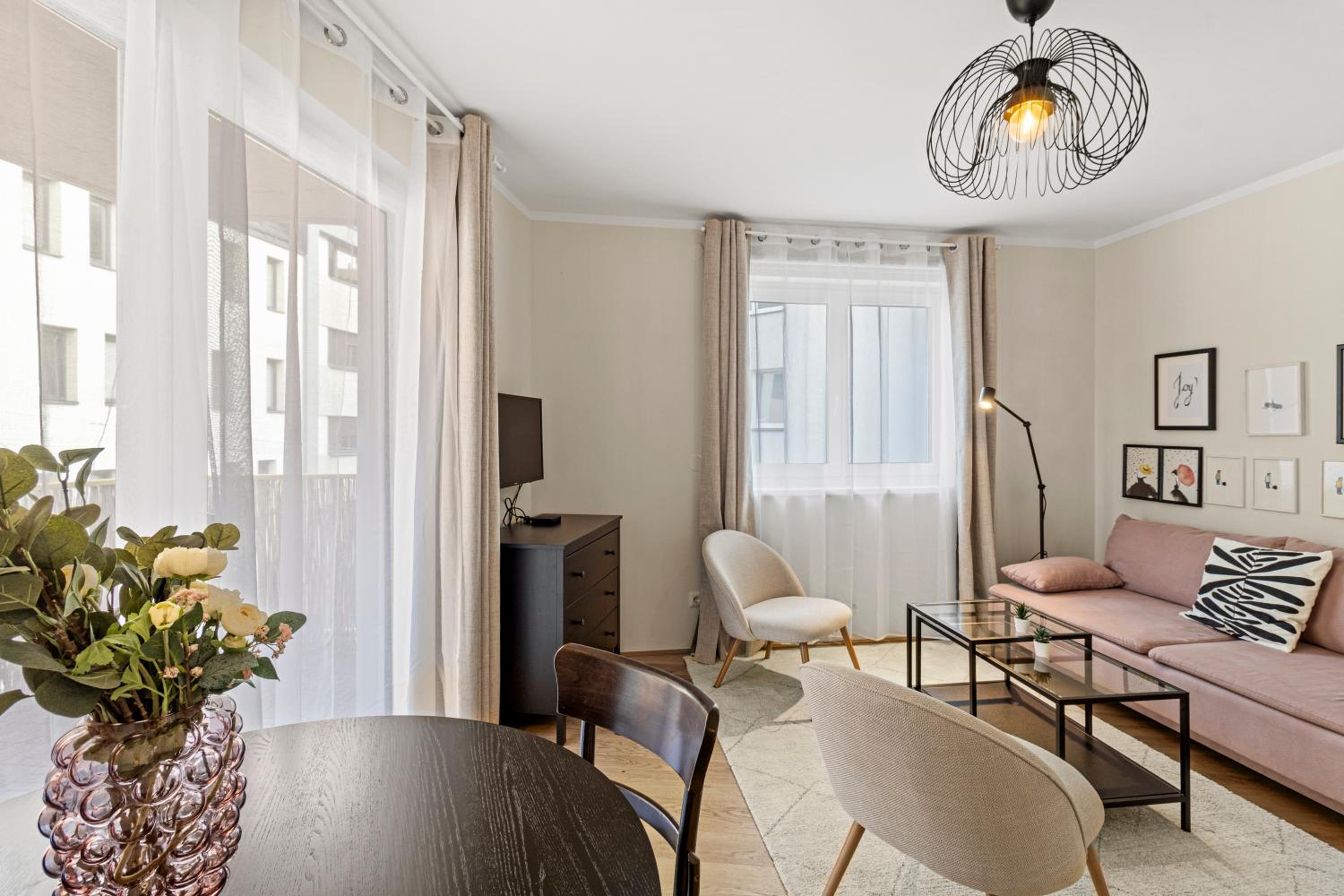Free Parking I Balcony I 5 min to Train Station