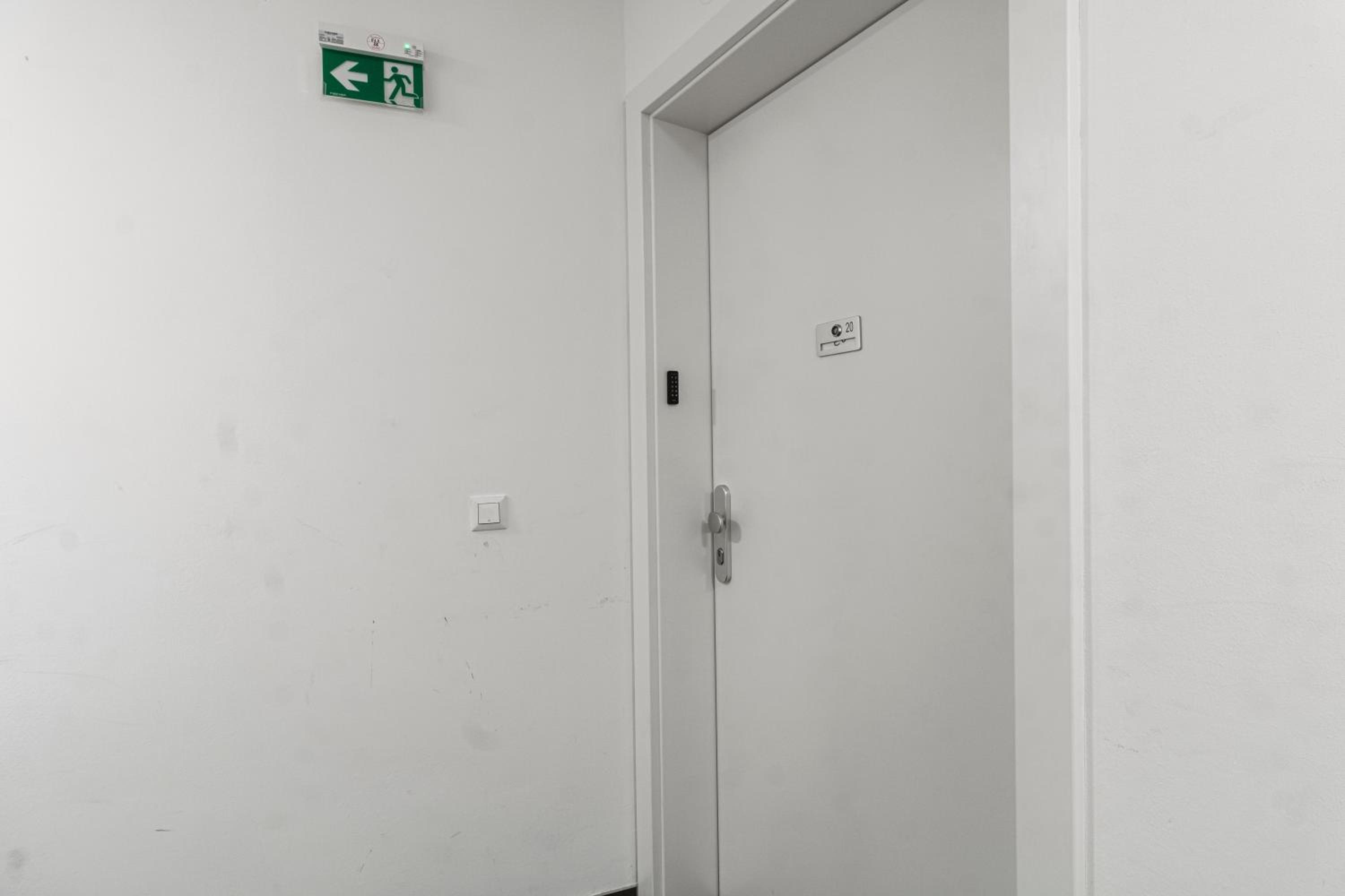 Free Parking I Balcony I 5 min to Train Station