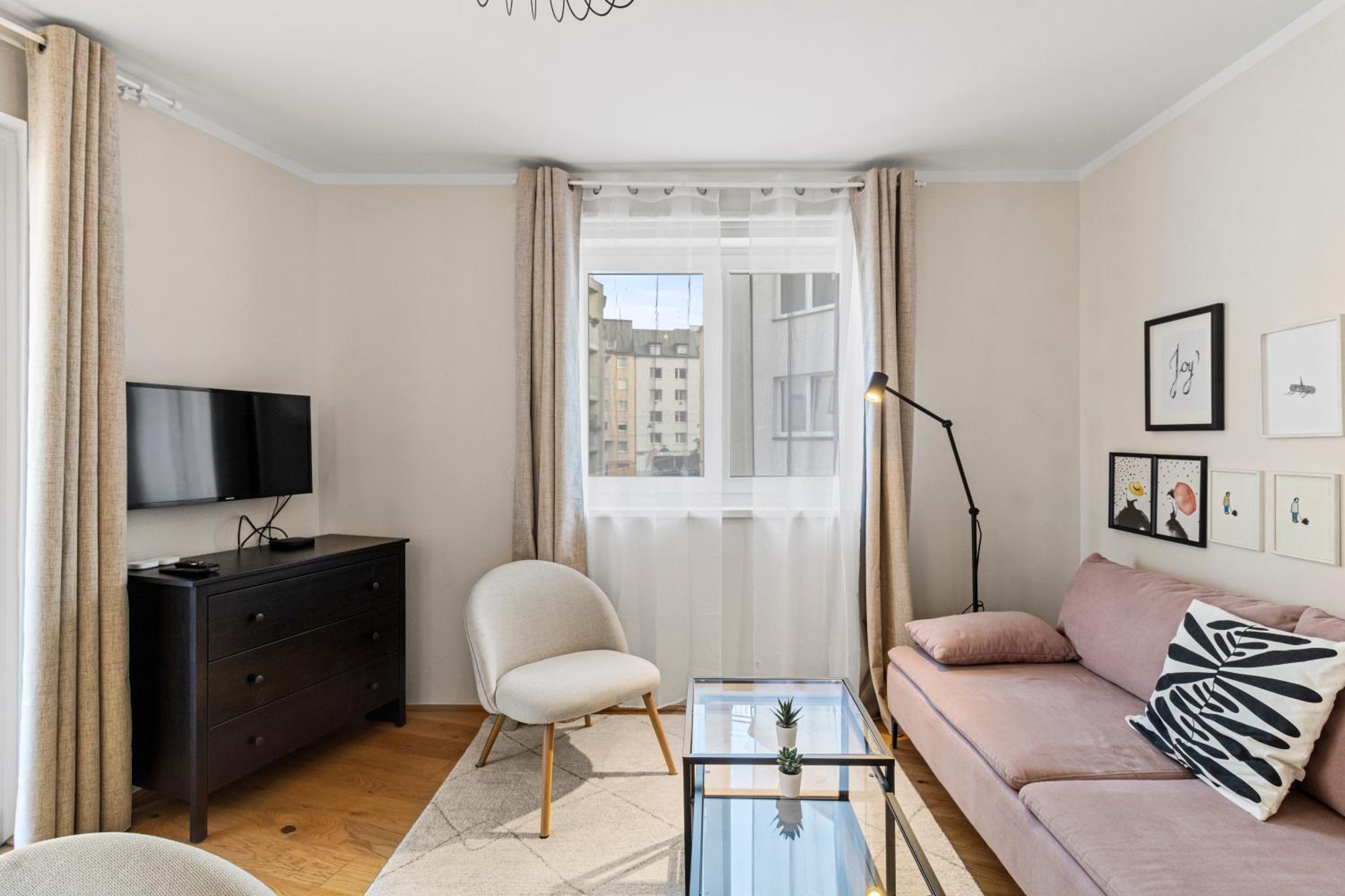 Free Parking I Balcony I 5 min to Train Station