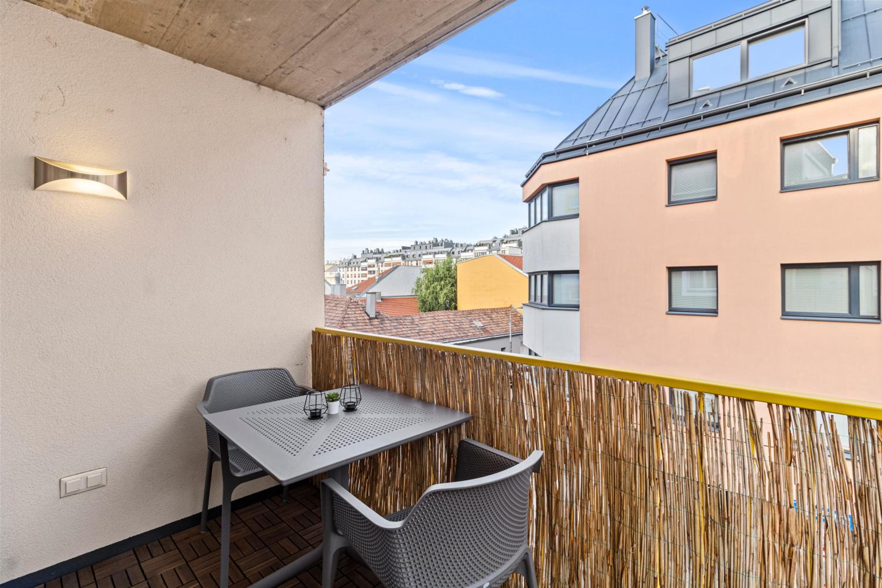 Free Parking I Balcony I 5 min to Train Station