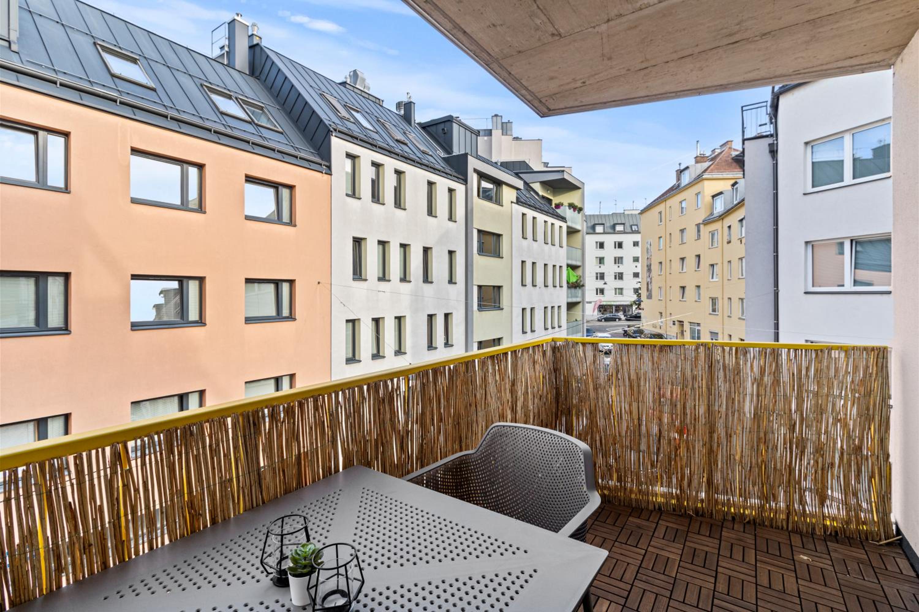 Free Parking I Balcony I 5 min to Train Station