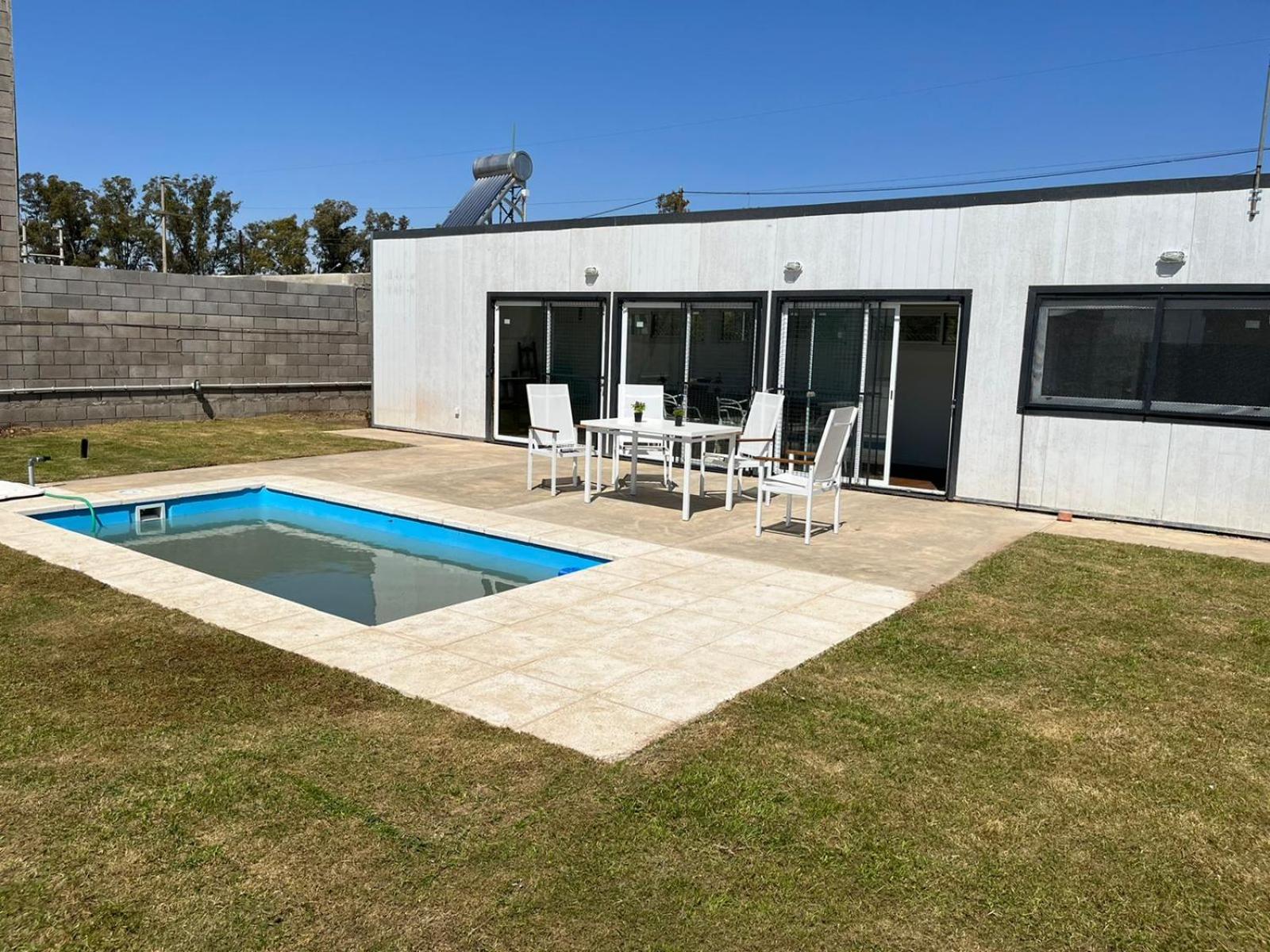 Casa quinta sustentable con asador, jardín y piscina