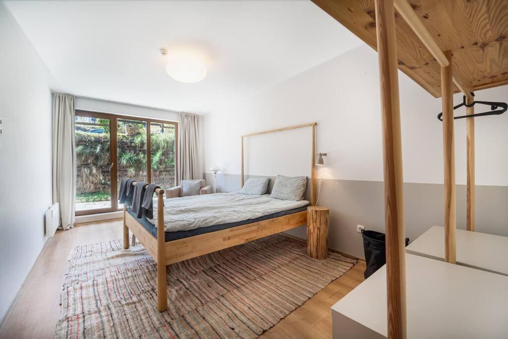 Host2U New Inn 2 BD, Fireplace, Free parking