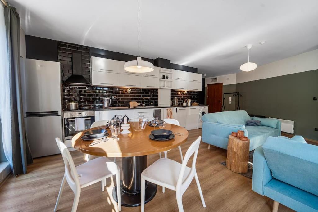 Host2U New Inn 2 BD, Fireplace, Free parking