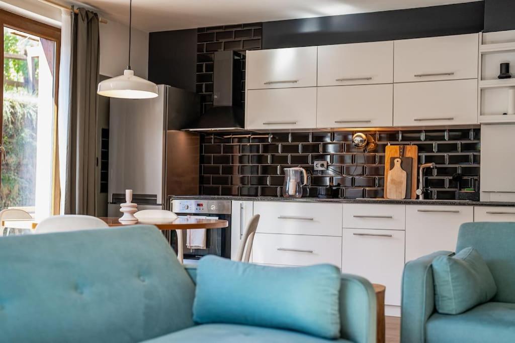 Host2U New Inn 2 BD, Fireplace, Free parking