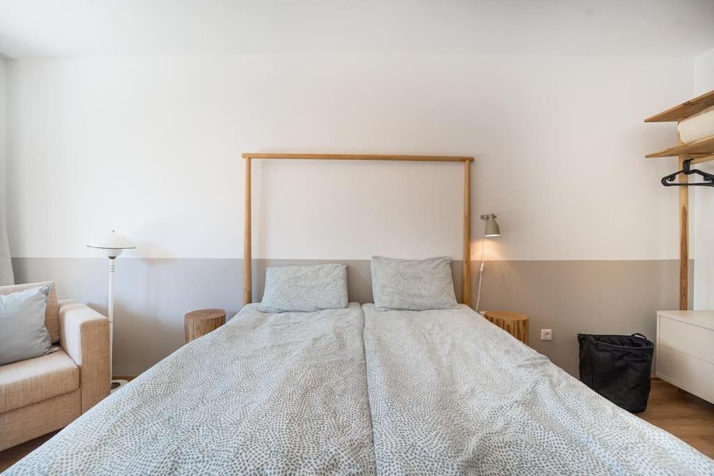 Host2U New Inn 2 BD, Fireplace, Free parking