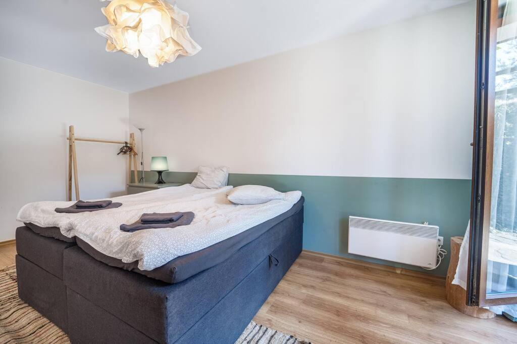 Host2U New Inn 2 BD, Fireplace, Free parking