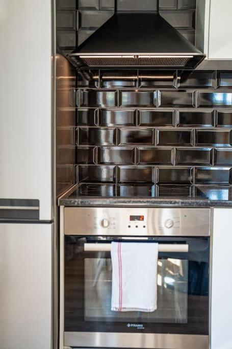 Host2U New Inn 2 BD, Fireplace, Free parking