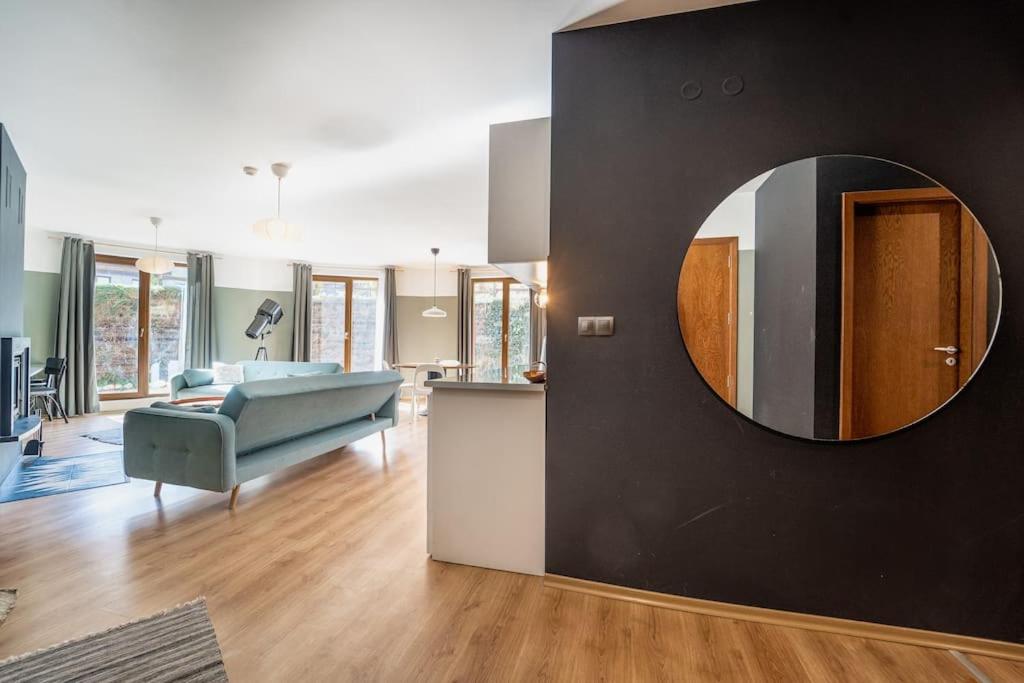 Host2U New Inn 2 BD, Fireplace, Free parking