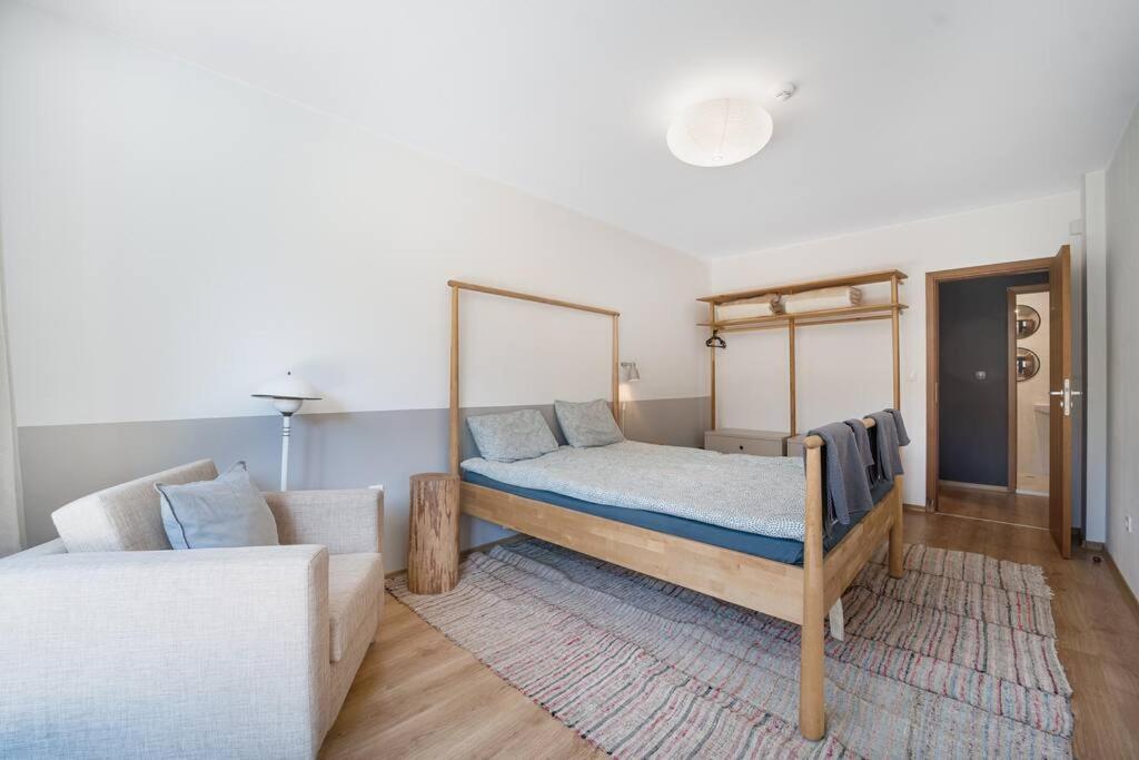 Host2U New Inn 2 BD, Fireplace, Free parking