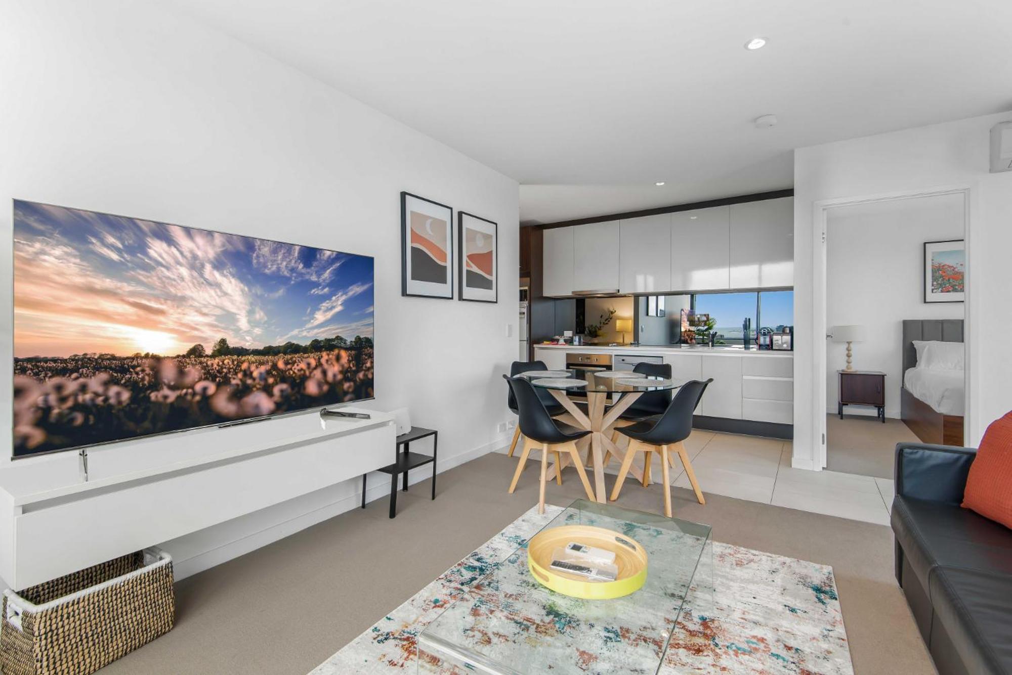 Pristine 2-Bed Central Apartment with City Views