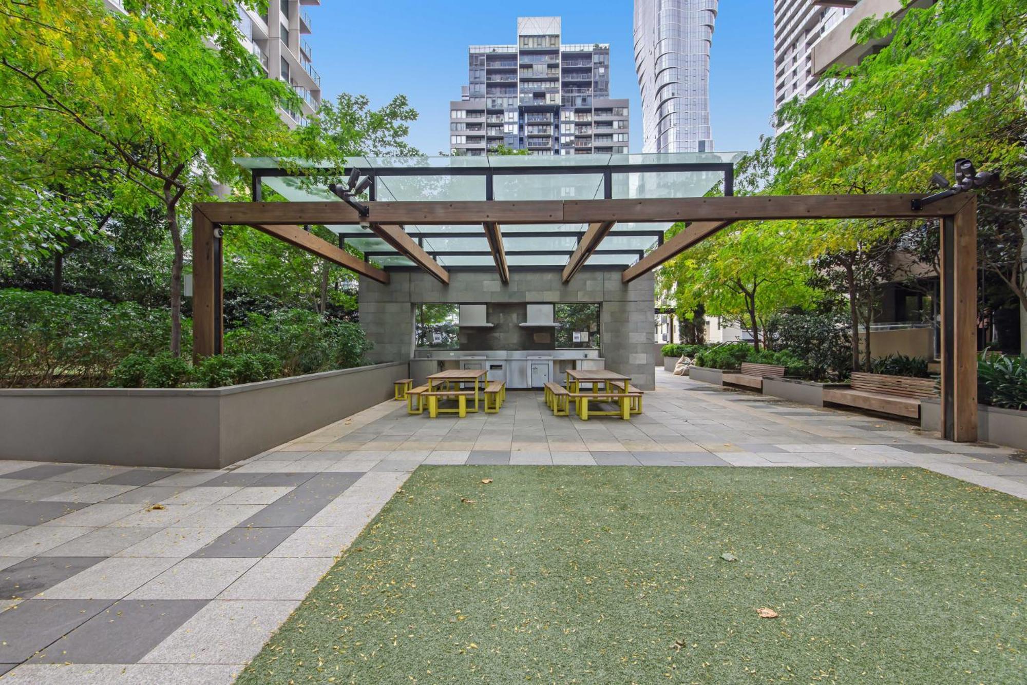 Pristine 2-Bed Central Apartment with City Views