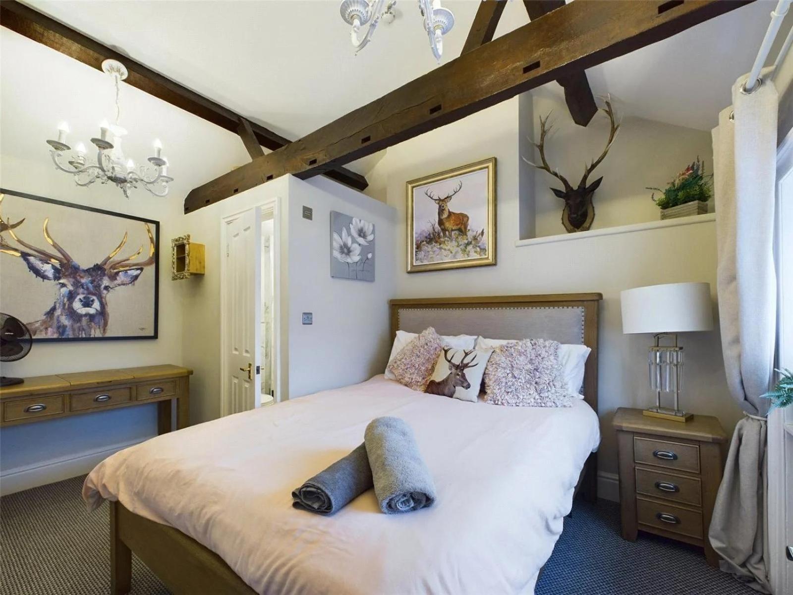 Montague House Town Centre sleeps up to 12 guests view 5