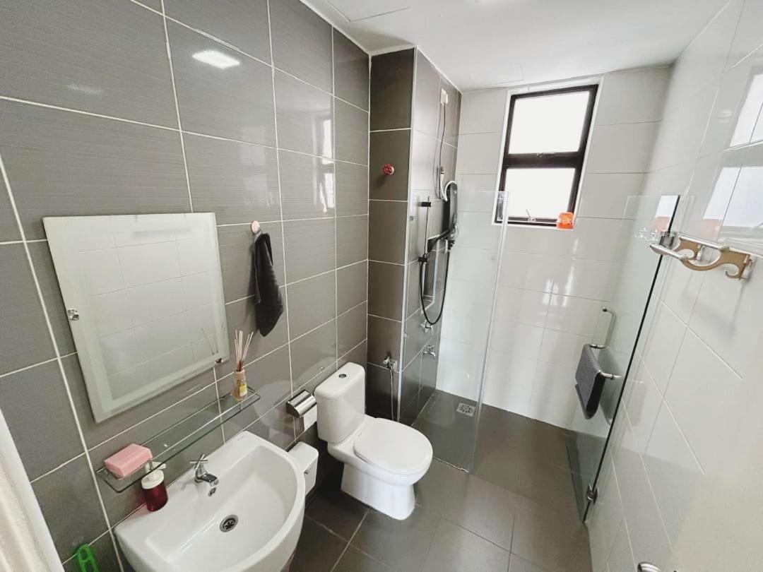 PLATINO, Huge Family 3BR Suite, Few steps to Paradigm Mall & Escape JB