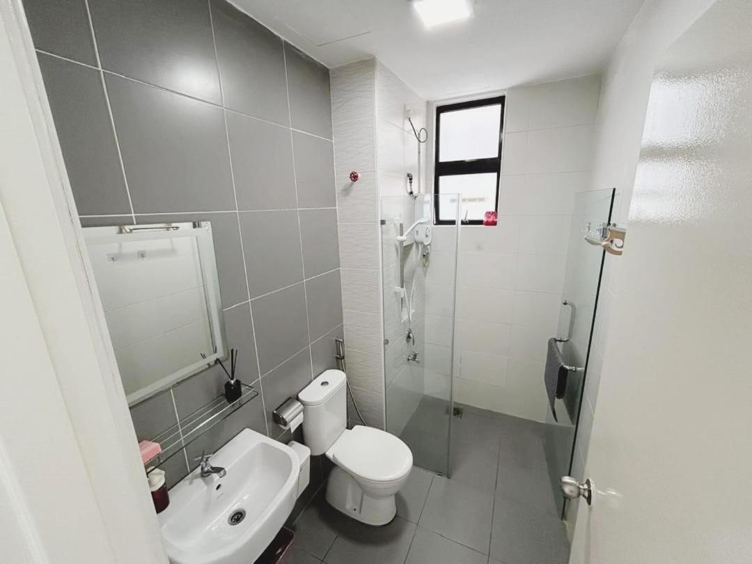 PLATINO, Huge Family 3BR Suite, Few steps to Paradigm Mall & Escape JB