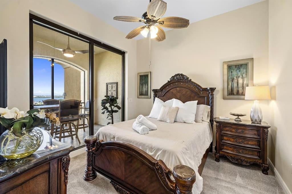 Stunning Views Penthouse-Waterview King Suite Golf view 5