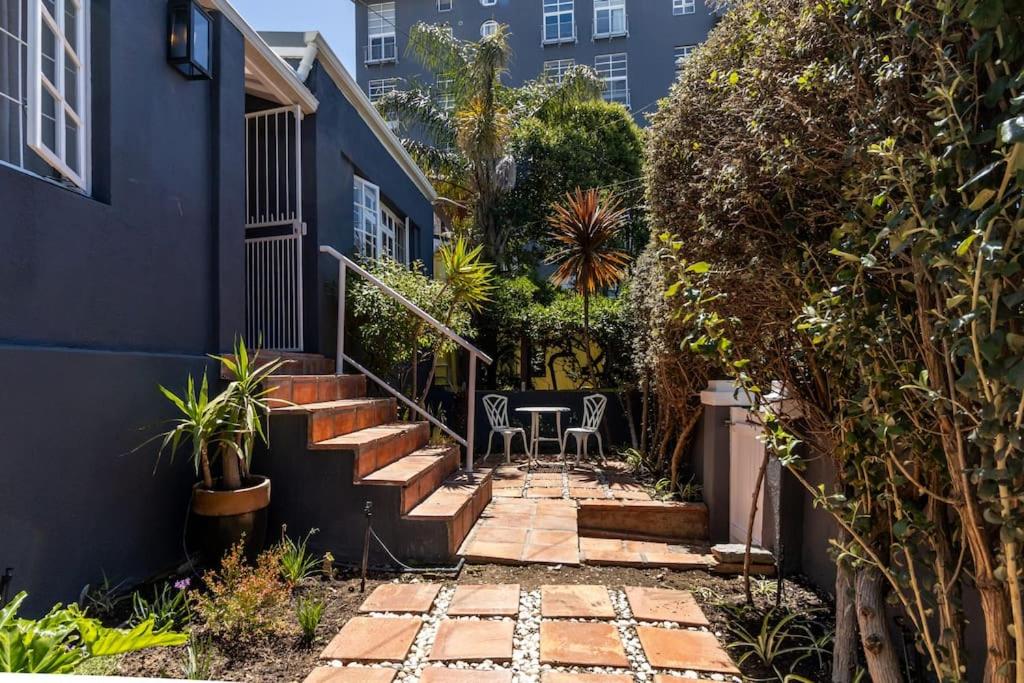 Hidden De Waterkant Cottage with Tranquil Garden view 4