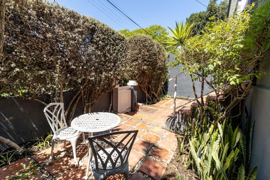 Hidden De Waterkant Cottage with Tranquil Garden view 3