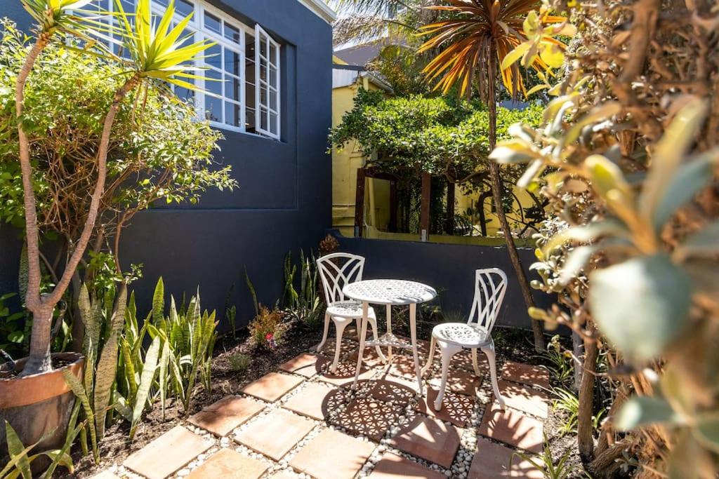 Hidden De Waterkant Cottage with Tranquil Garden view 2