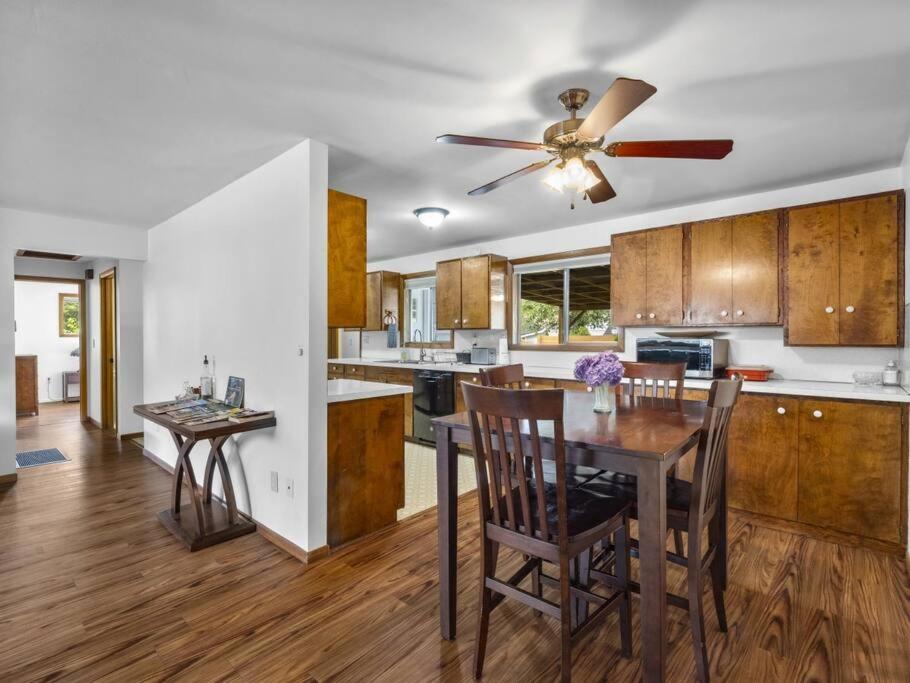 Cascadia Lounge 3bd with Sauna Central Olympia view 2