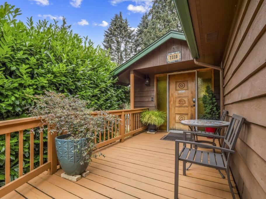 Cascadia Lounge 3bd with Sauna Central Olympia view 5