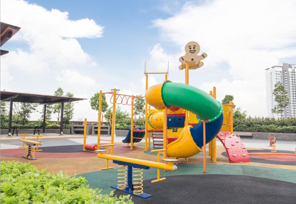 PLATINO, Huge Family 3BR Suite, Few steps to Paradigm Mall & Escape JB