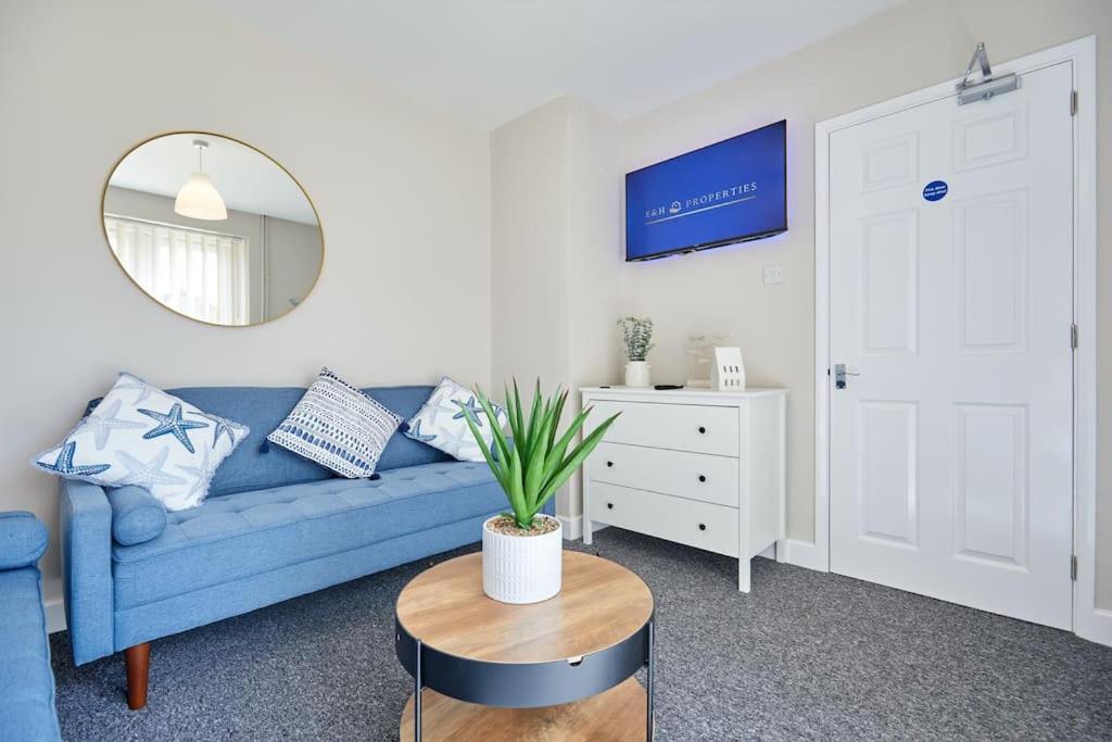 Modern 4 Bedroom, central location, Parking x2 view 2