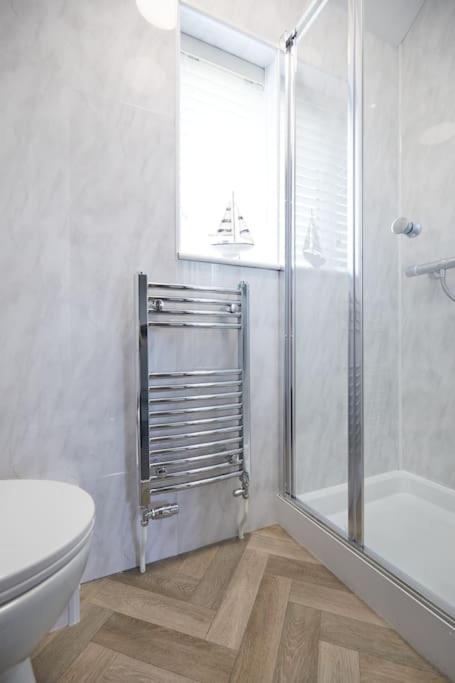 Modern 4 Bedroom, central location, Parking x2 view 3