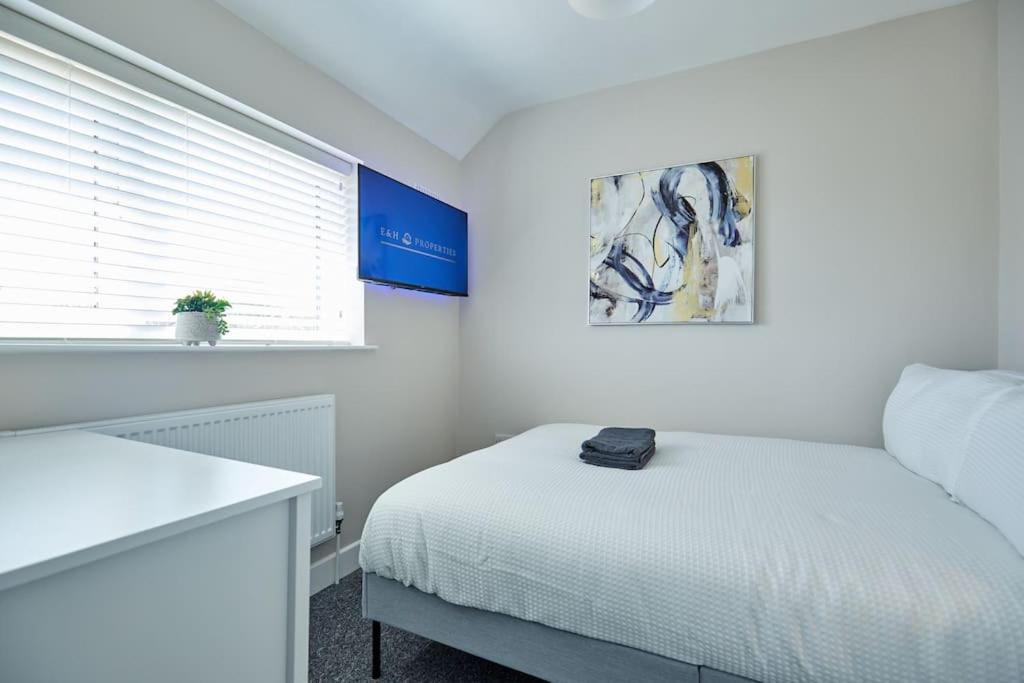 Modern 4 Bedroom, central location, Parking x2 view 4