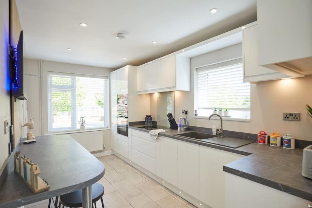 Modern 4 Bedroom, central location, Parking x2 view 5