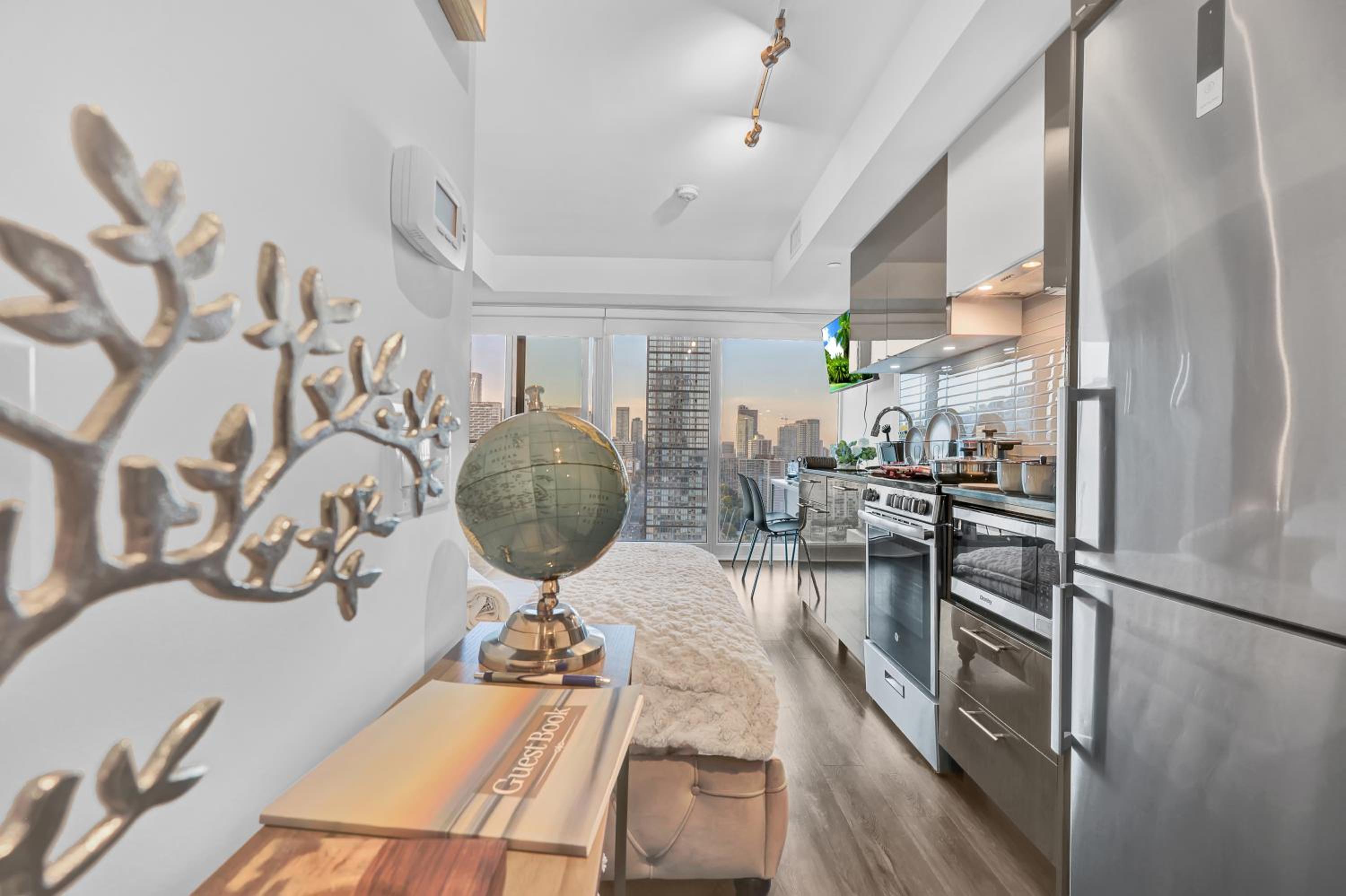 Hotel 29th Floor Deluxe, Best View of Downtown Toronto - Image 1