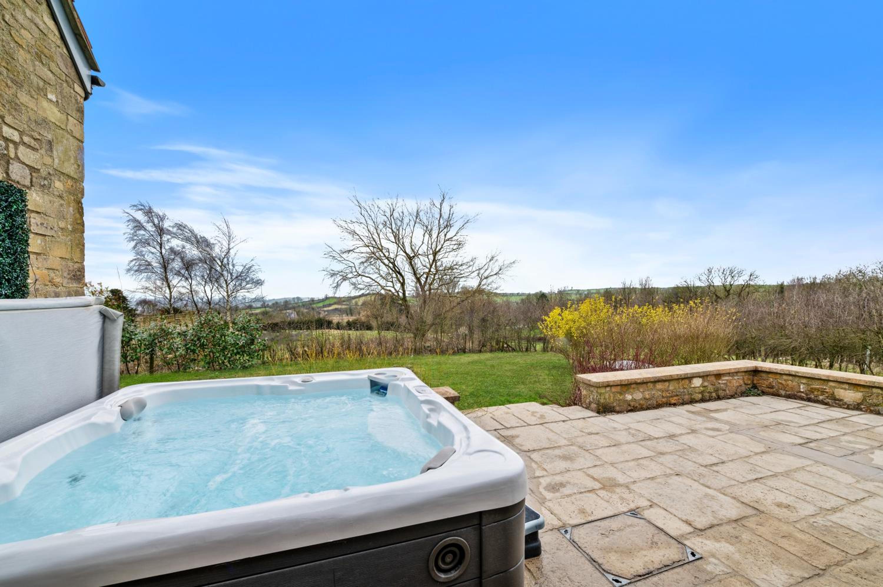 Knoll View Ranch - Group Hot Tub view 2