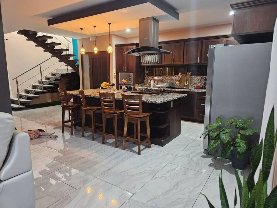 Casa Mooreski NaranjitoLuxury Home sleeps 8