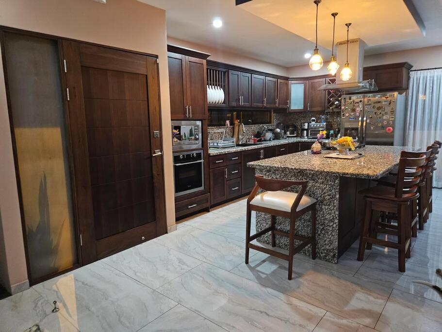 Casa Mooreski NaranjitoLuxury Home sleeps 8