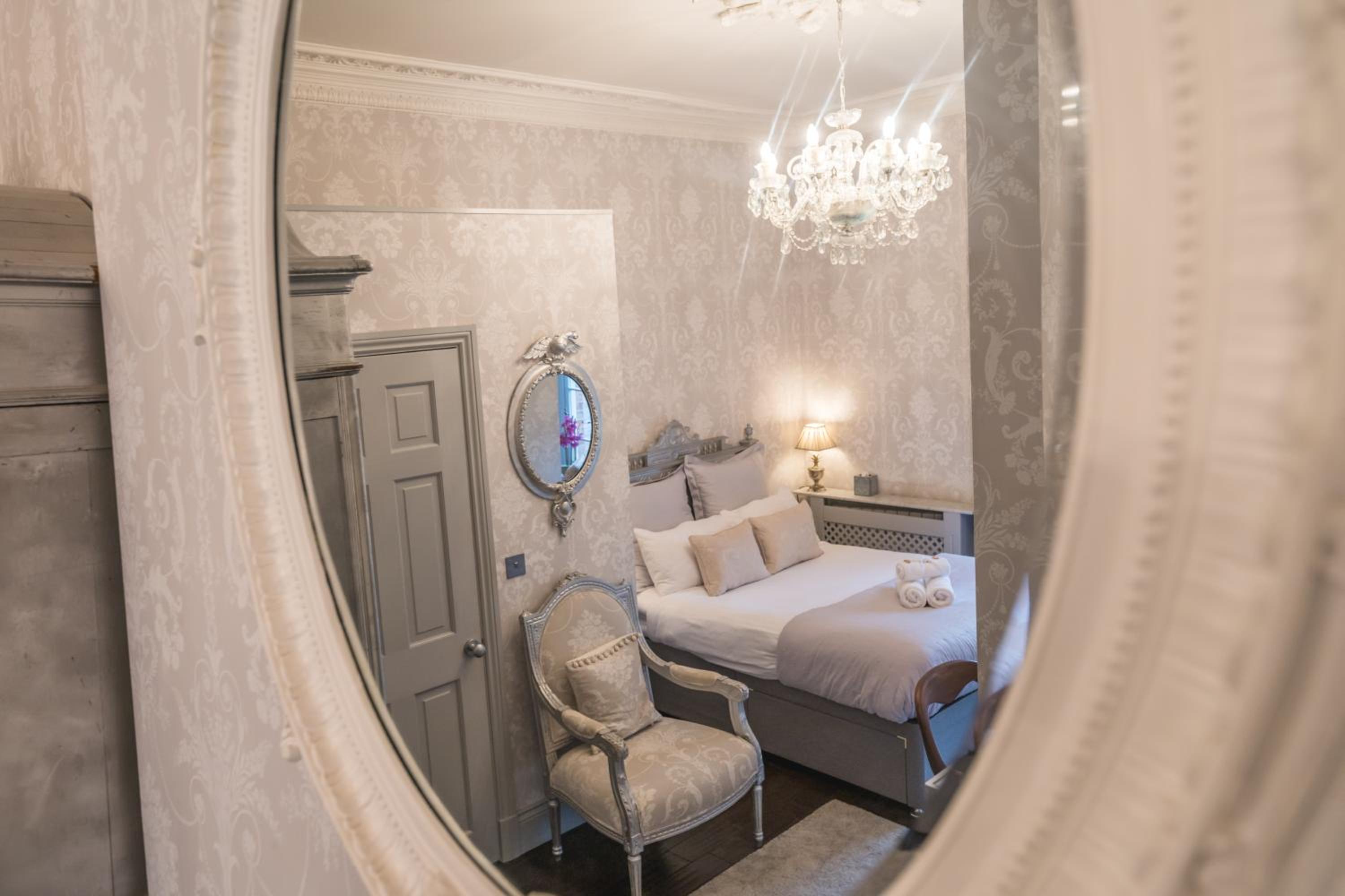 Beautifully decorated, elegant apartment near town - Pass the Keys view 2