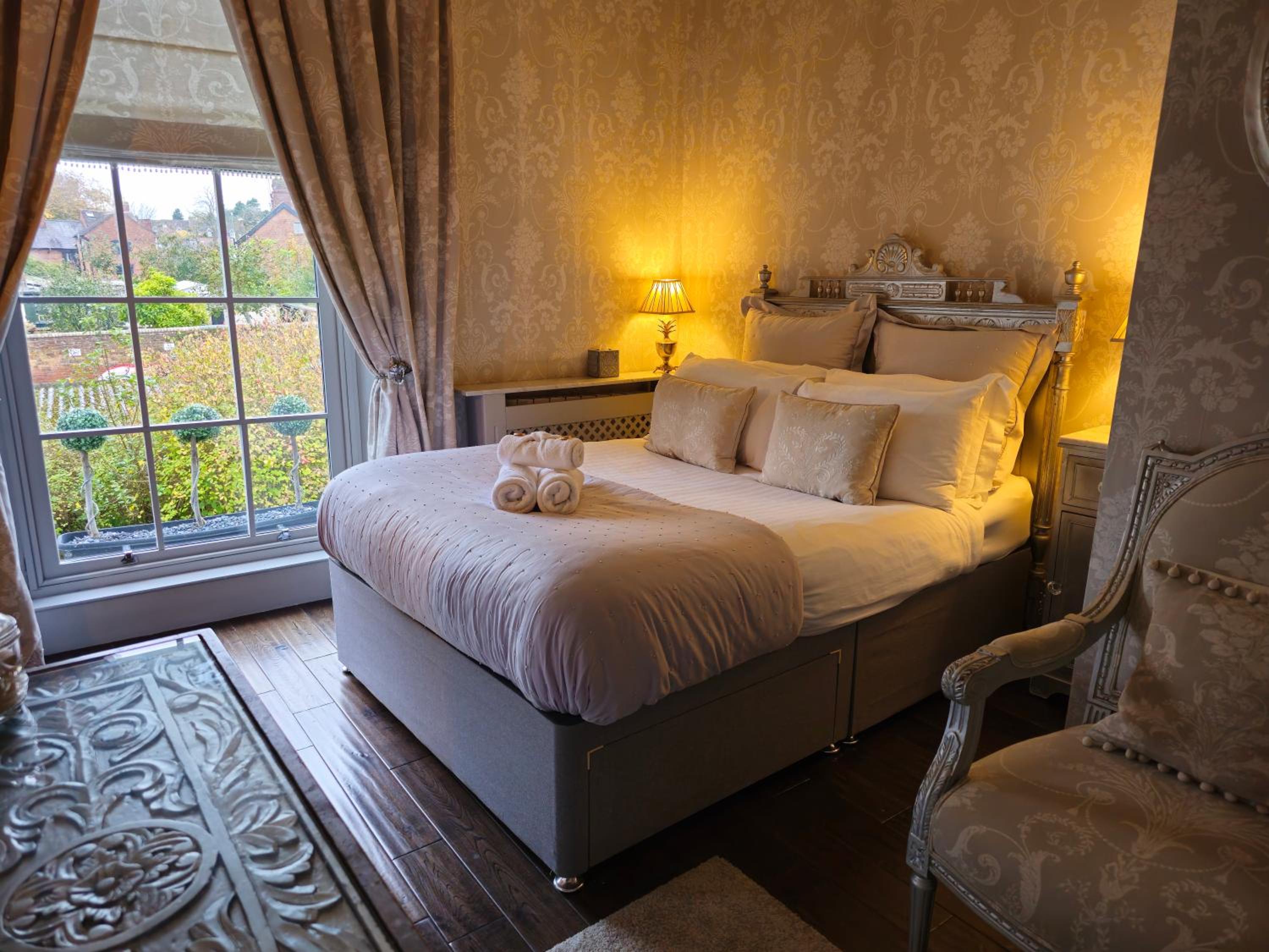 Beautifully decorated, elegant apartment near town - Pass the Keys view 4