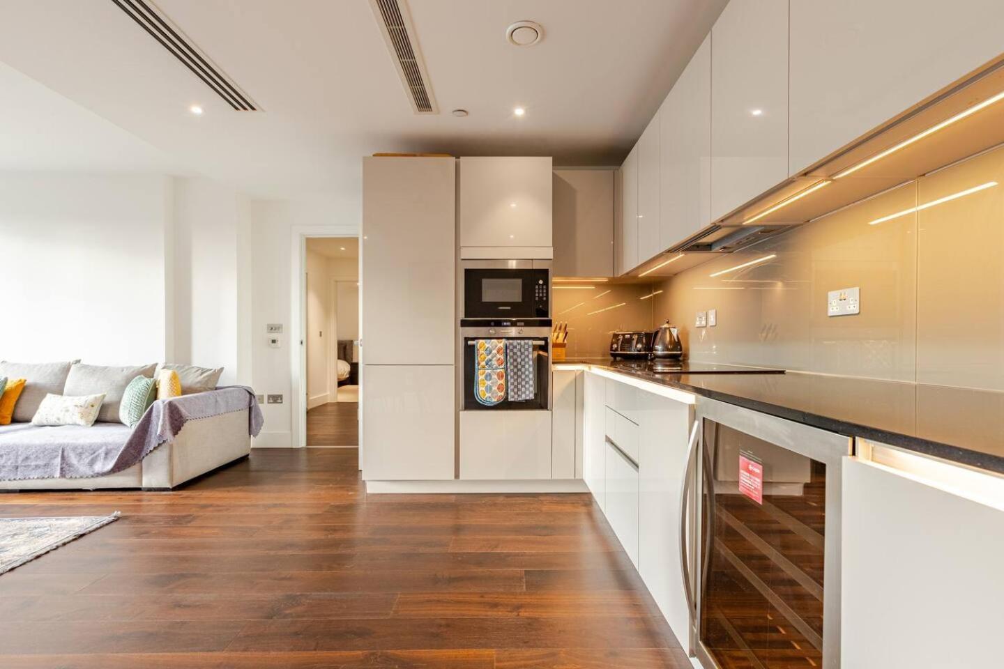 Spacious 2 Bed Fulham Riverside Flat view 2