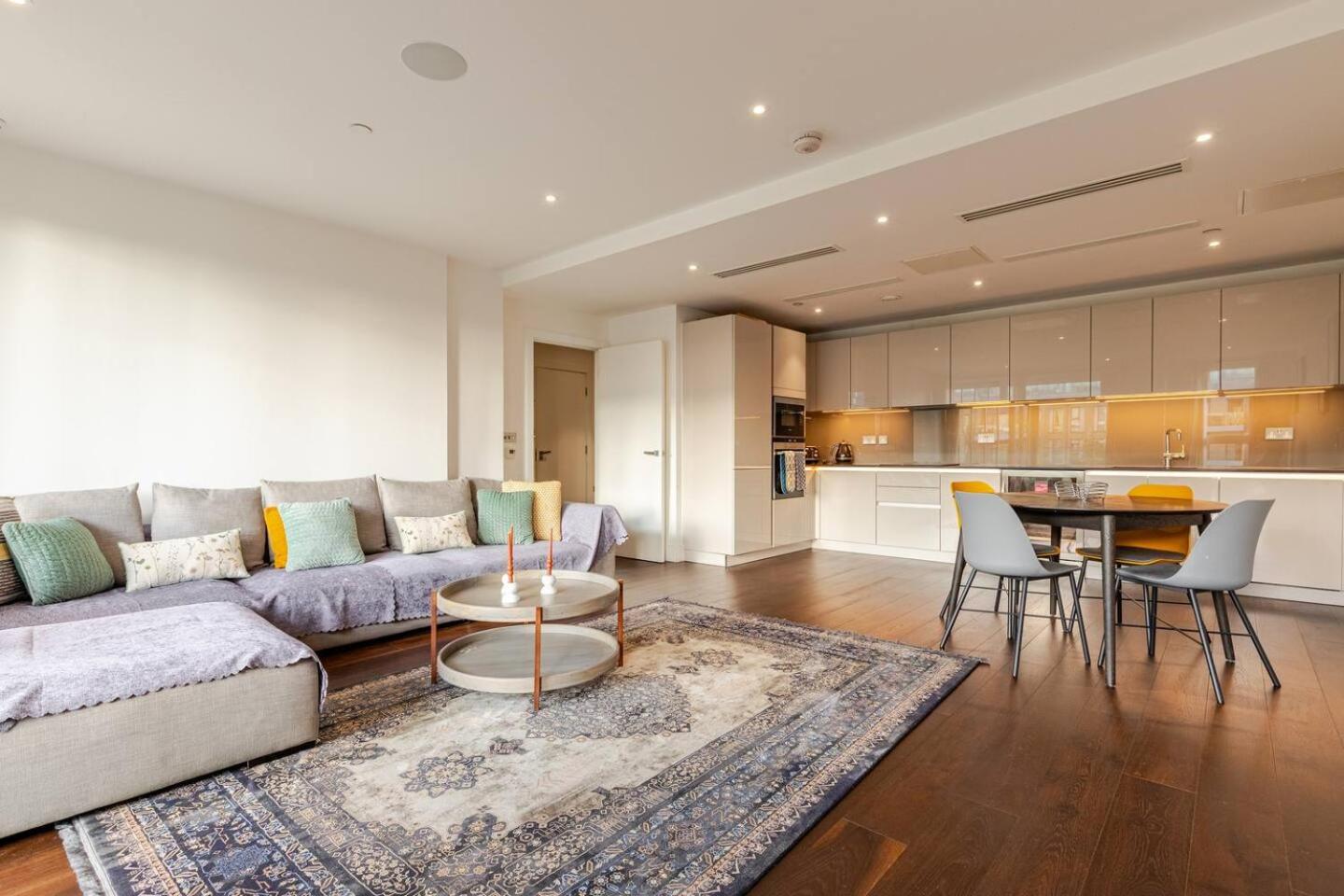 Spacious 2 Bed Fulham Riverside Flat view 5
