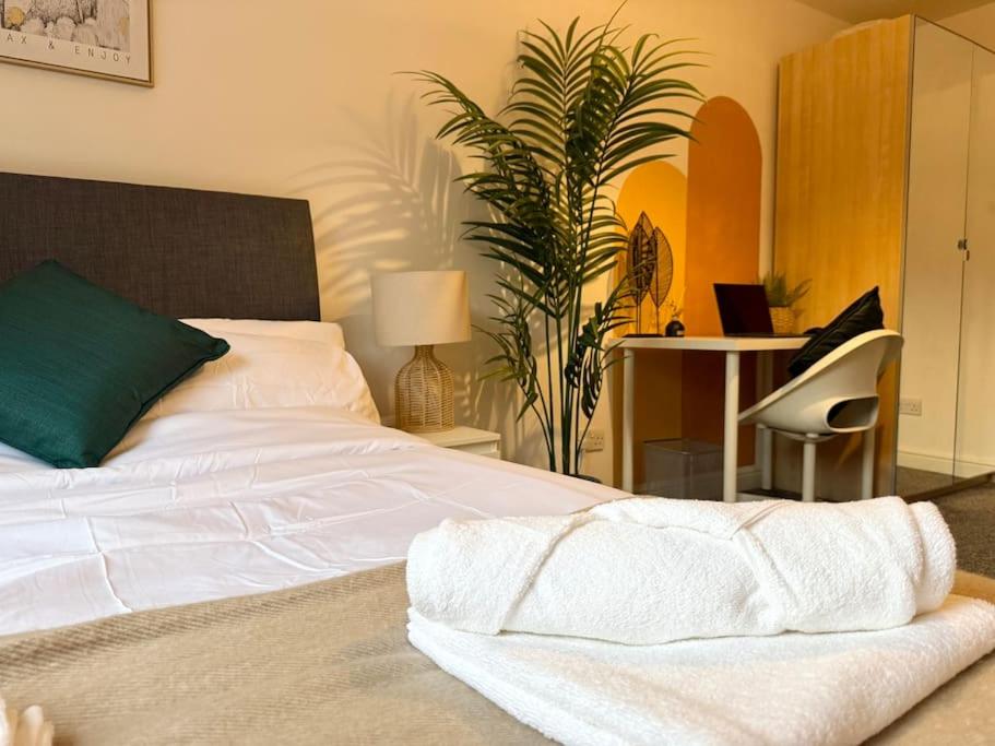 Spacious 2 Bed Flat Free Private Parking