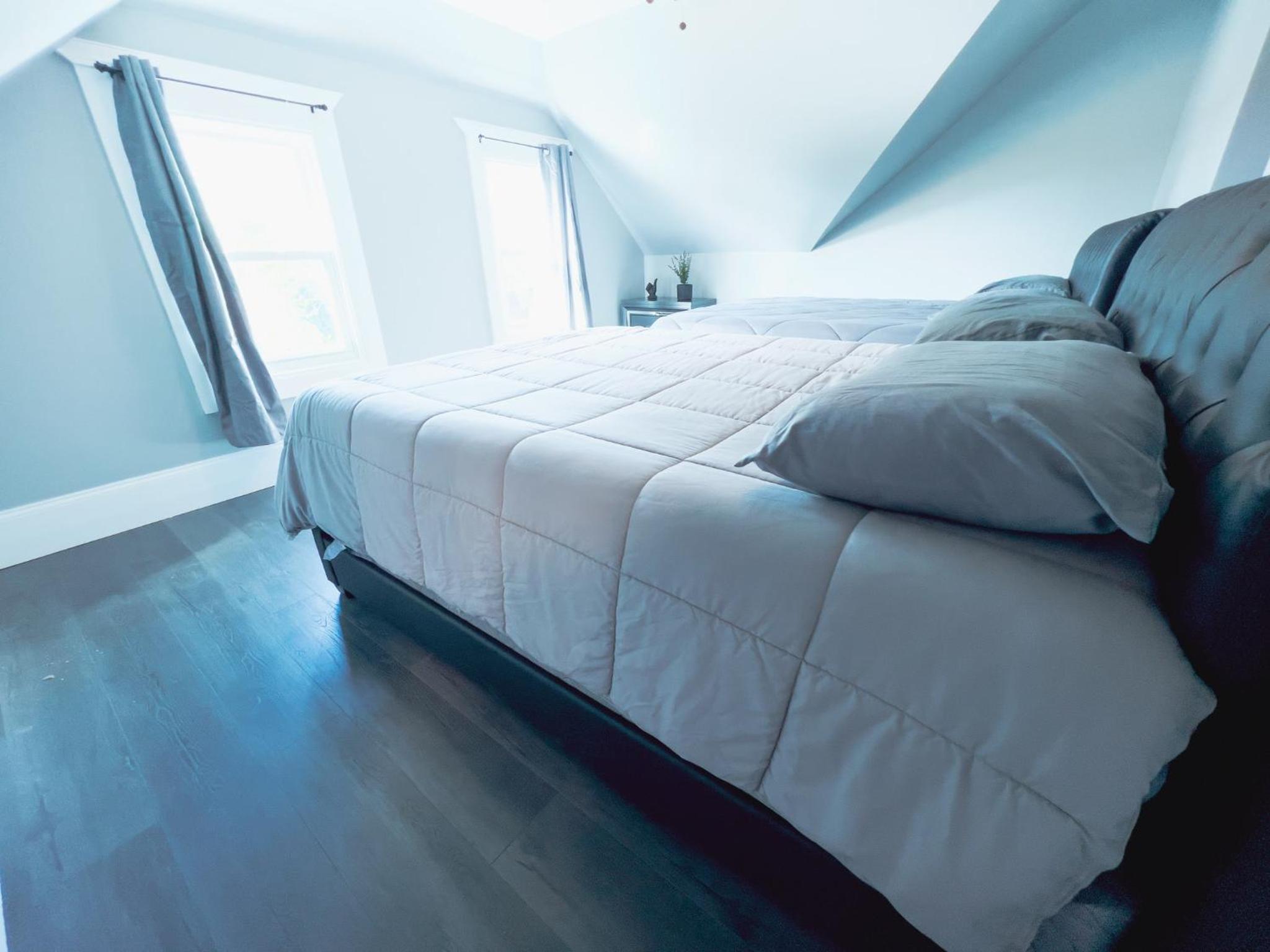 Comfy 4BR-Free Parking-Wi-Fi in Niagara Falls NY view 2