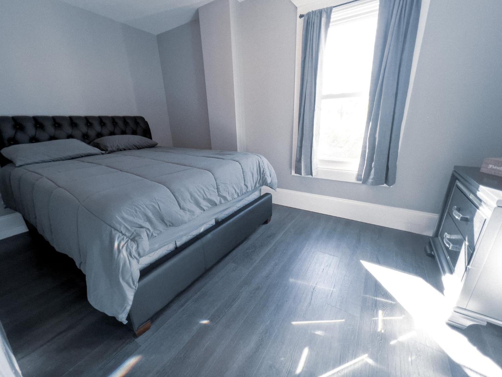 Comfy 4BR-Free Parking-Wi-Fi in Niagara Falls NY view 5