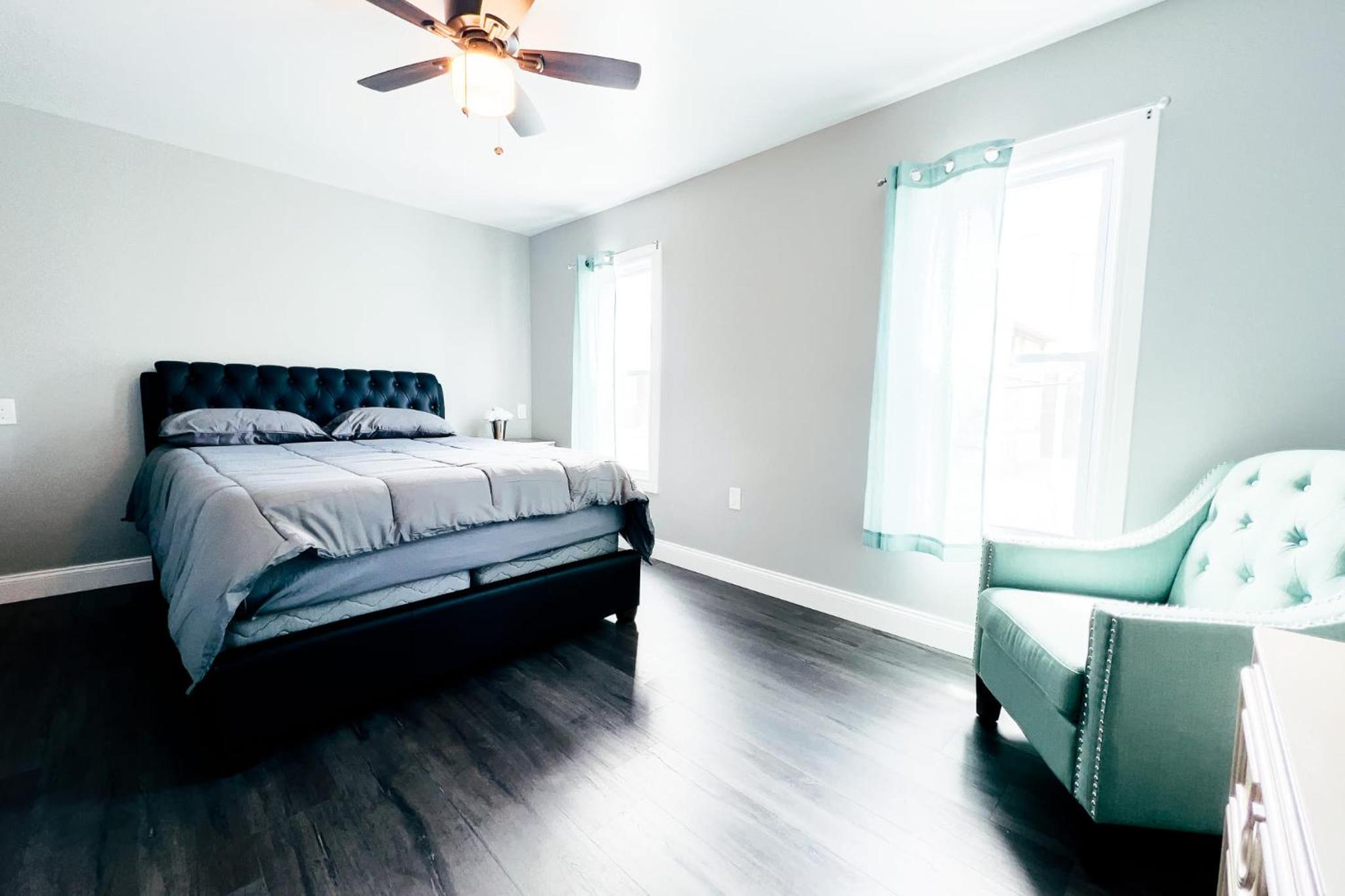 2 Homes, 1 Stay-7BR Niagara Falls Compound