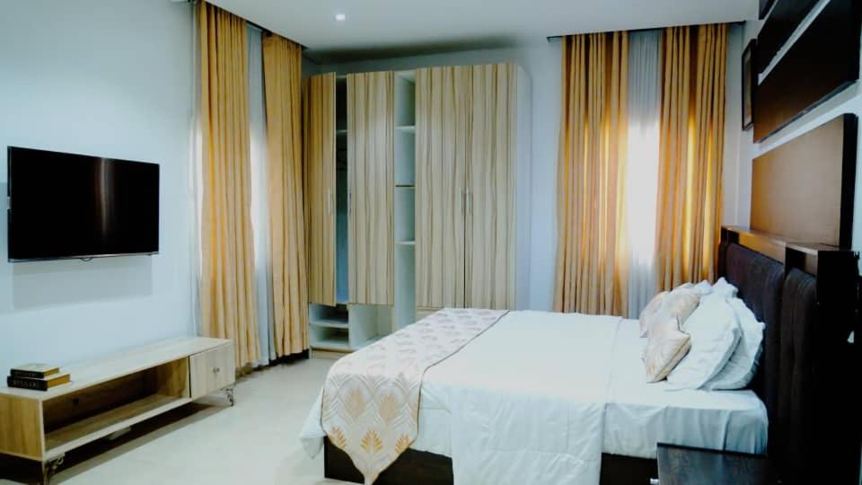Elegant & Stylish 4BR Apartment view 5