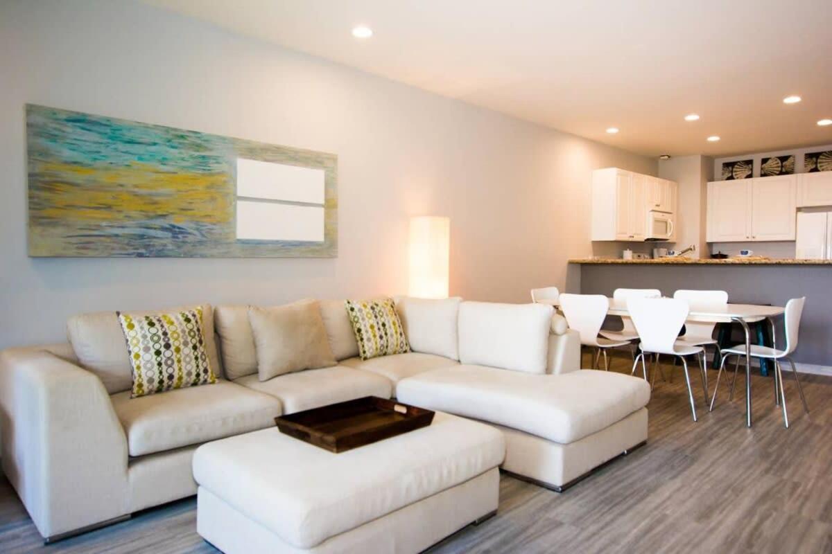 Chic Minimalist Condo with Swimming Pool, Hot Tub, and Beach Club Access