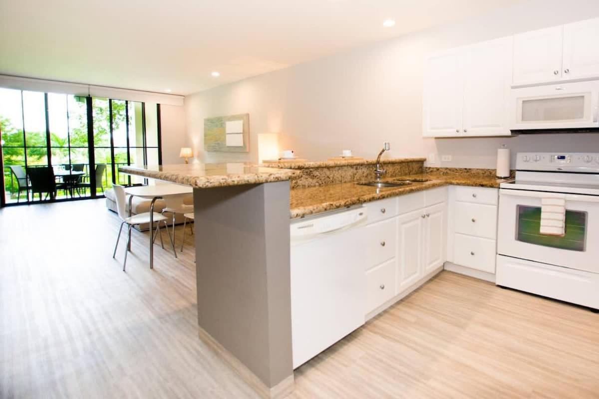 Chic Minimalist Condo with Swimming Pool, Hot Tub, and Beach Club Access